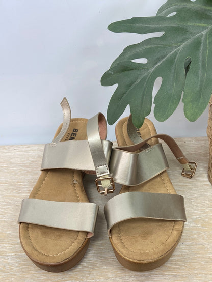 BEINI.Sandalia tiras doradas T.37