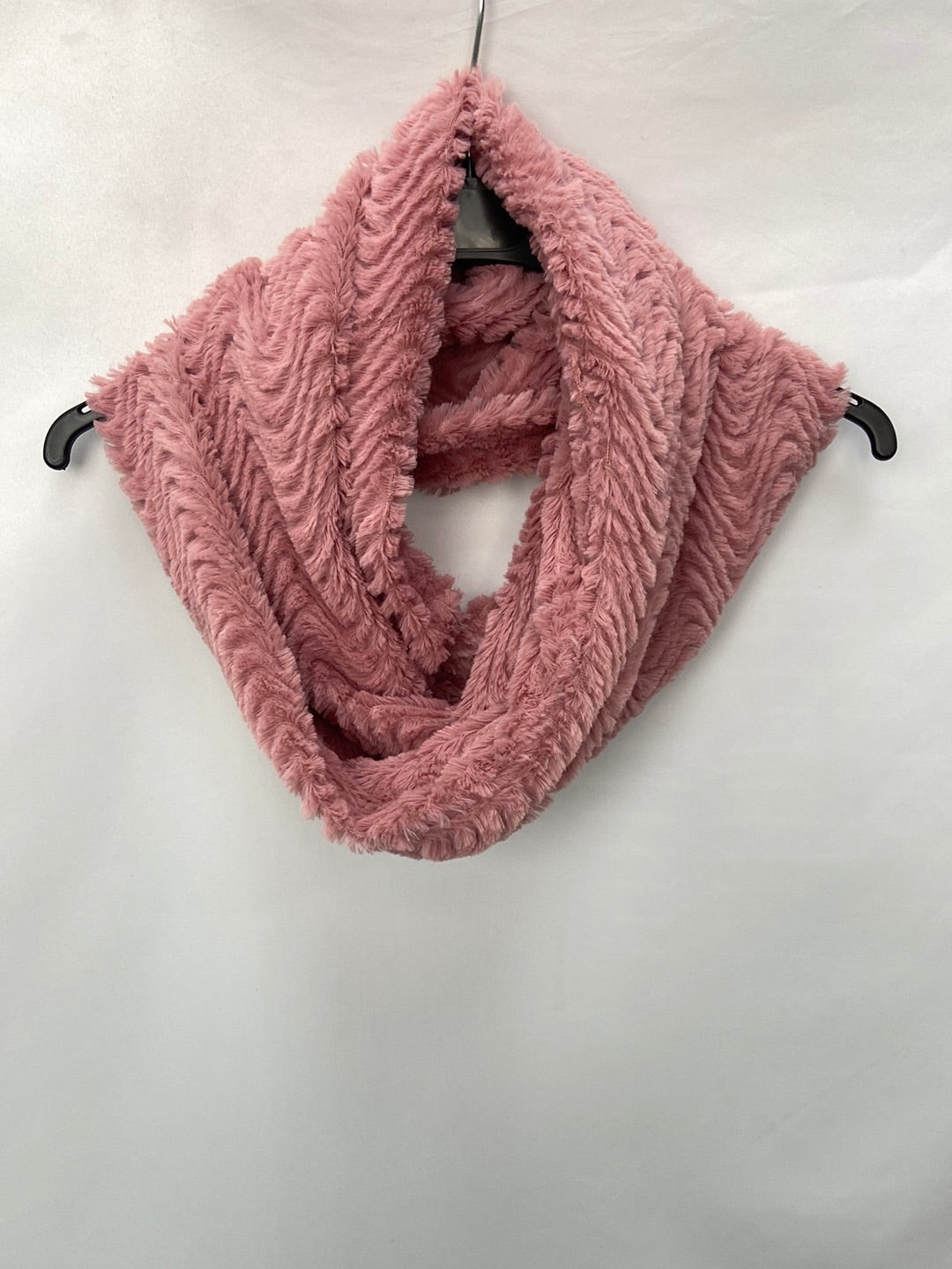 OTRAS.Cuello pelito rosa suave