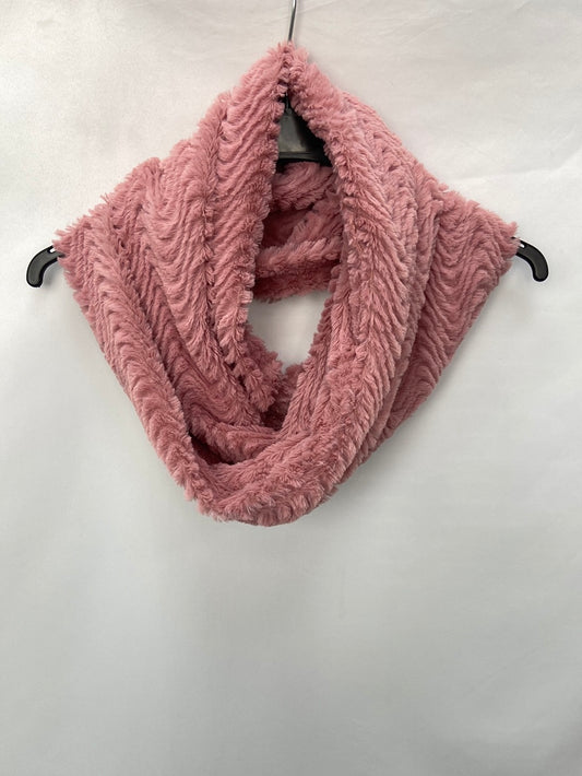 OTRAS.Cuello pelito rosa suave