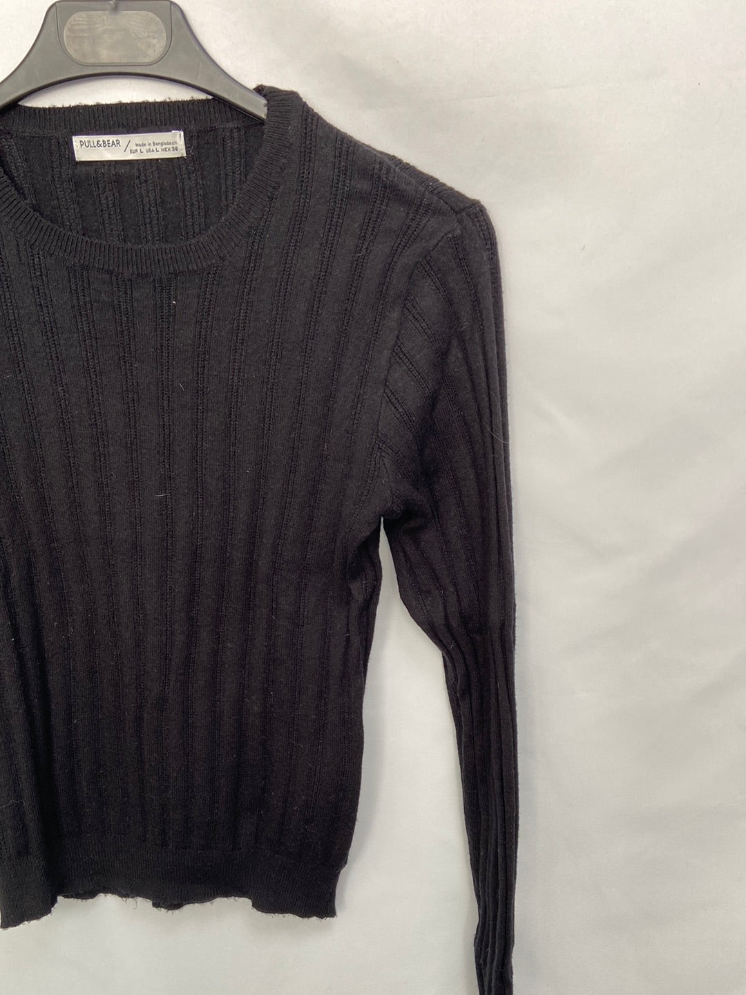 PULL&BEAR.Jersey cortito canalé negros T.L