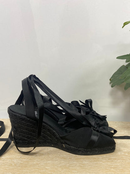 CASTAÑER. Cuñas negras raso T. 38