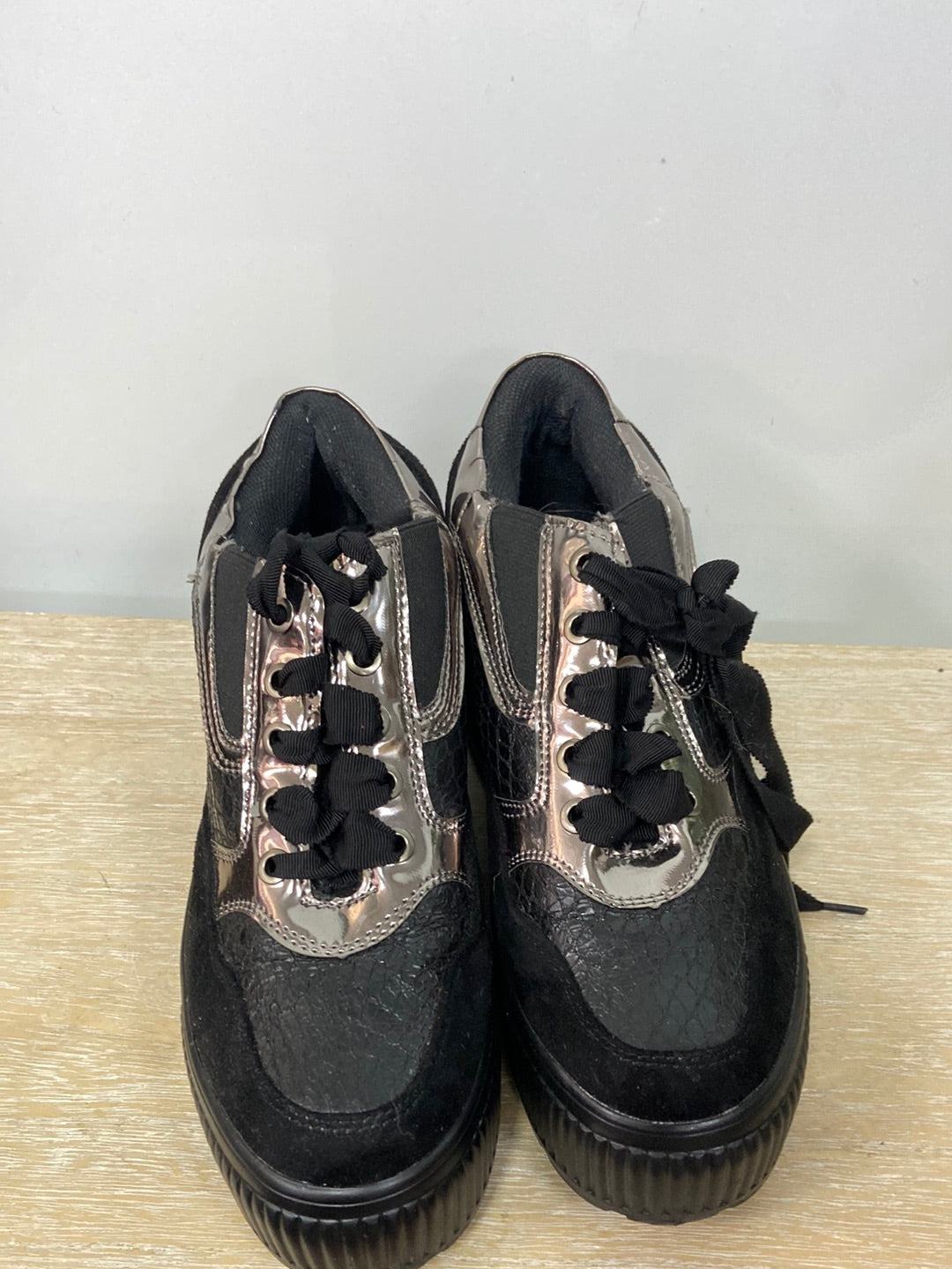 XTI. Black and silver textured sneakers S.38