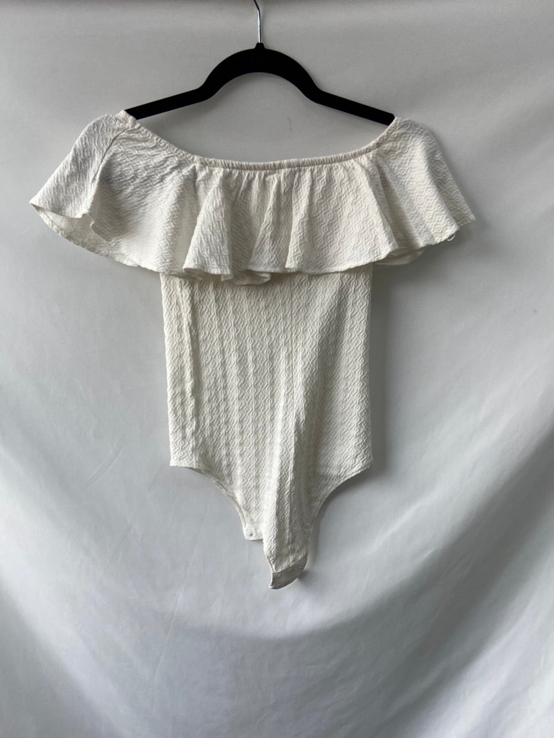 OYSHO.Body blanco textura volante T.s