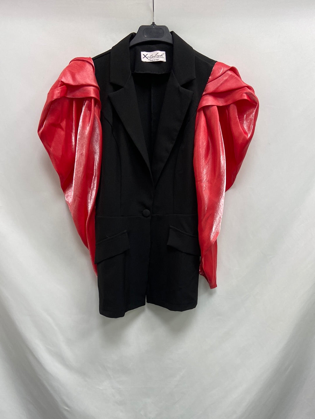 X STYLISH. Black blazer with Tm sleeves