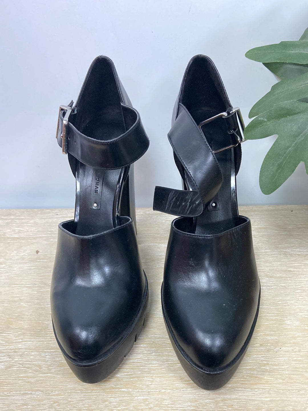 ZARA. Closed black heel size 39