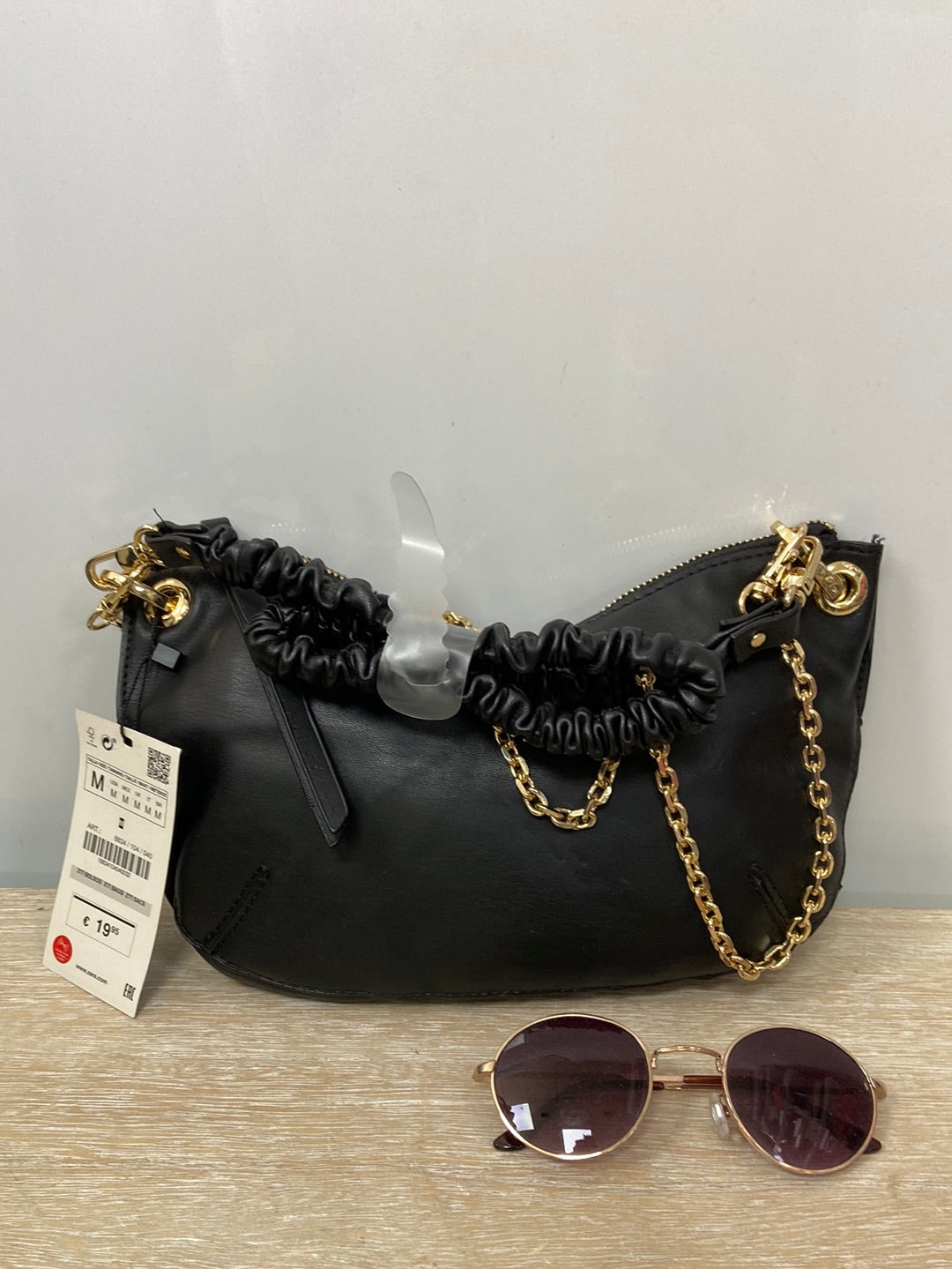 ZARA. bolso negro cadena dorada