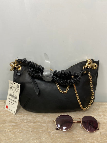 ZARA. bolso negro cadena dorada
