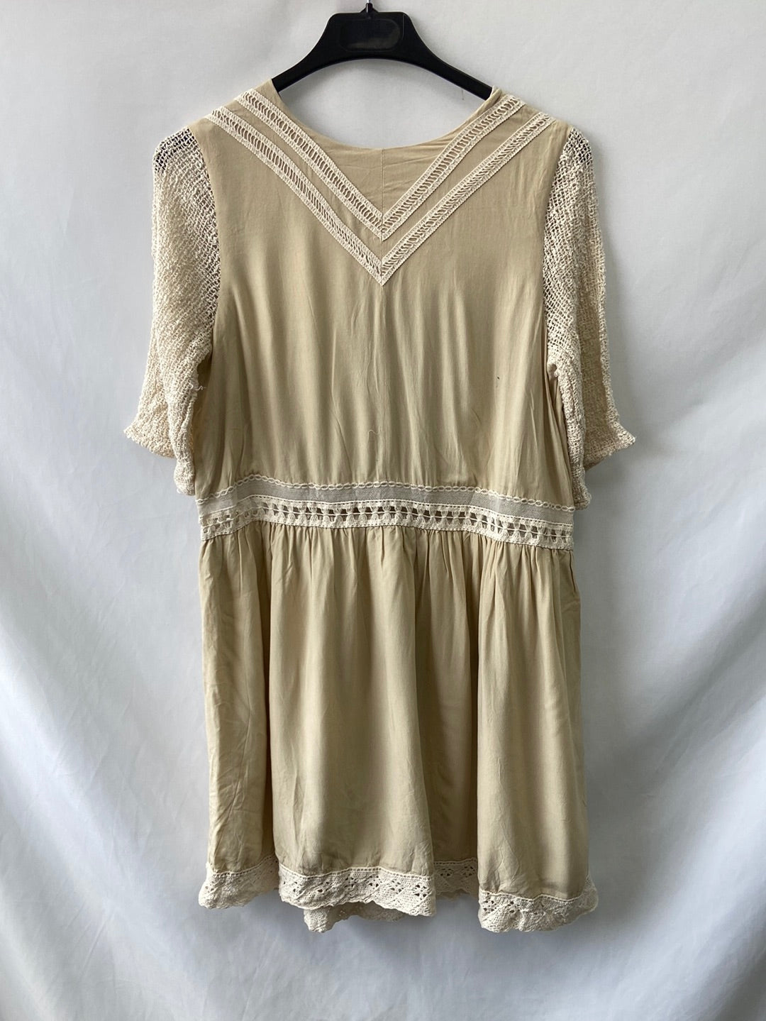 LENTJITA. Beige lace dress S.xs