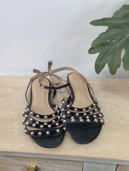 GUESS. Sandalia plata tachuelas T.39