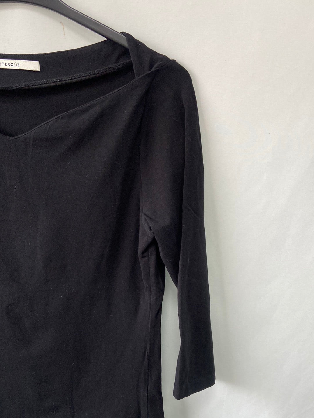 UTERQÜE. Camiseta negra elástica T.S