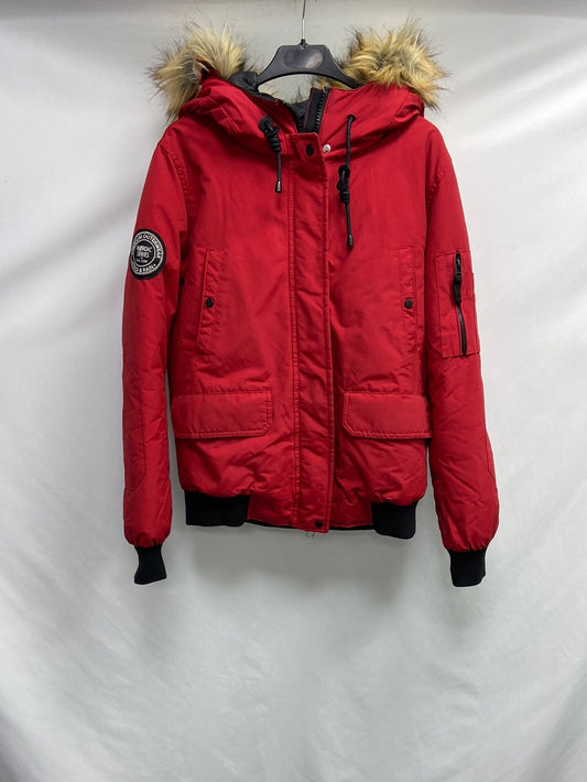 BERSHKA. Abrigo rojo impermeable T.m