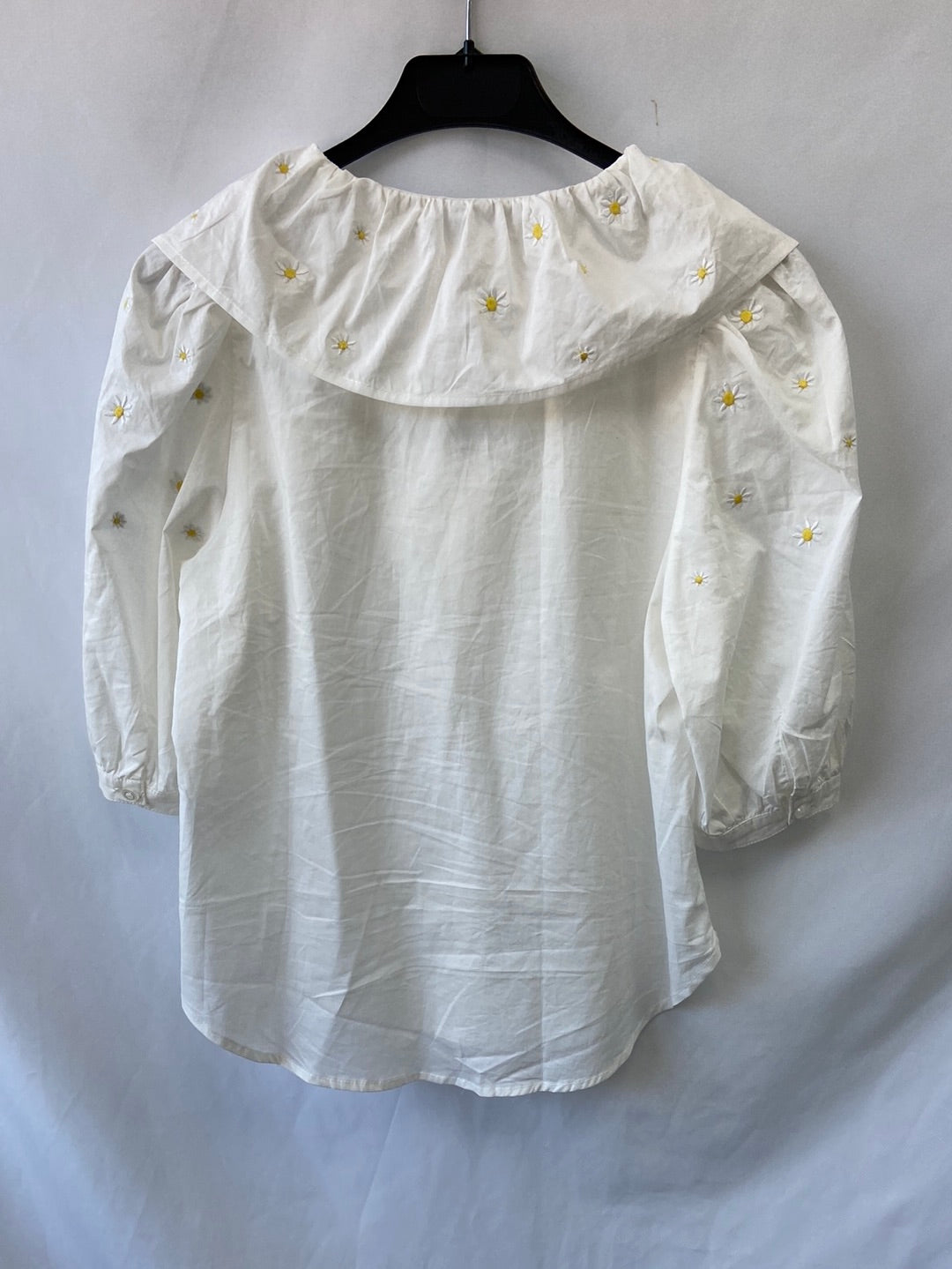 LA MAGLIETTA. Embroidered daisy blouse Ts