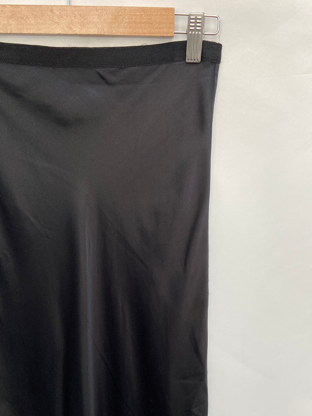 ANINE BING. Falda midi negra satinada T.34