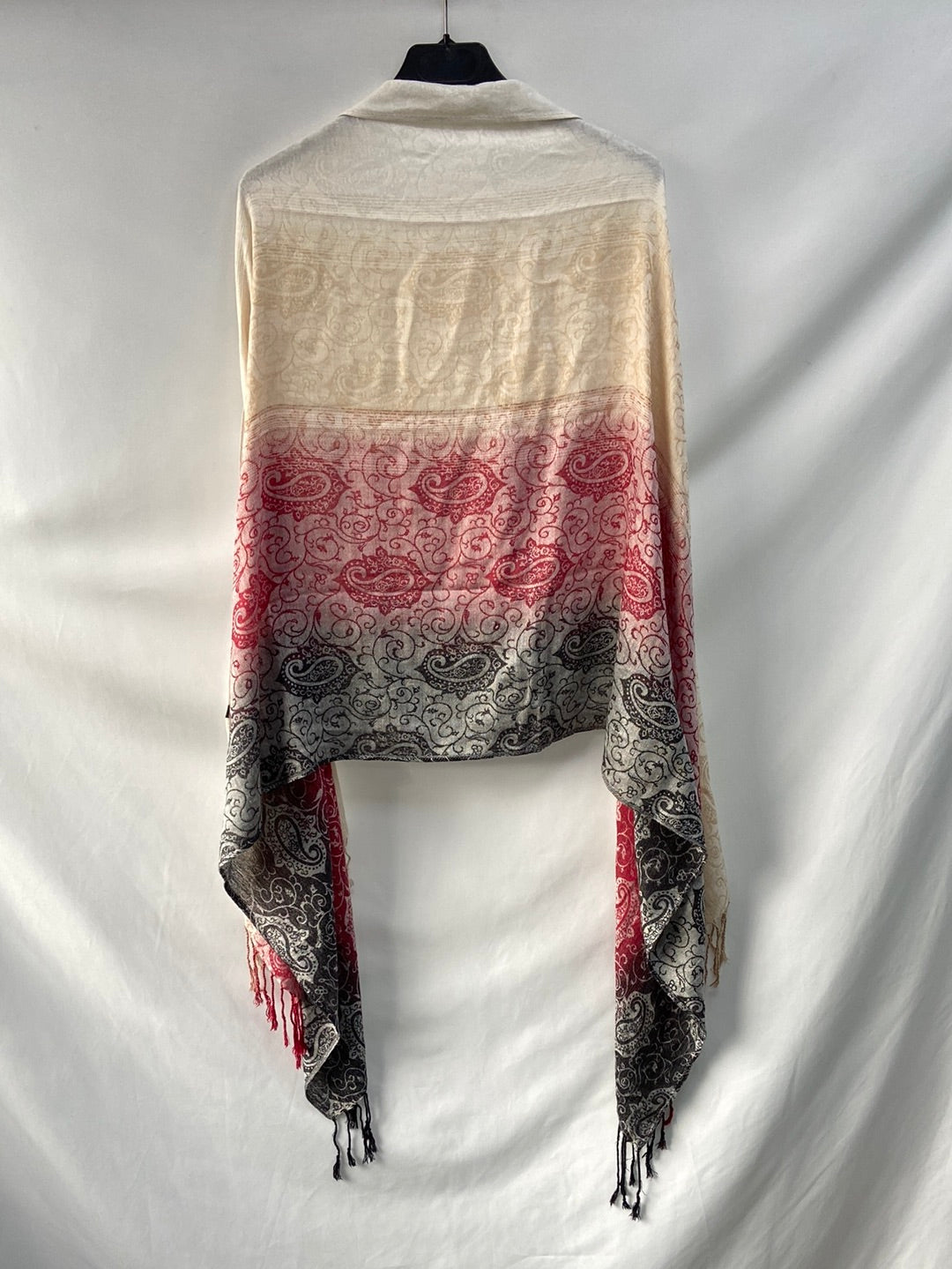 OTRAS. Pasmina tonos negros, beige y rojo