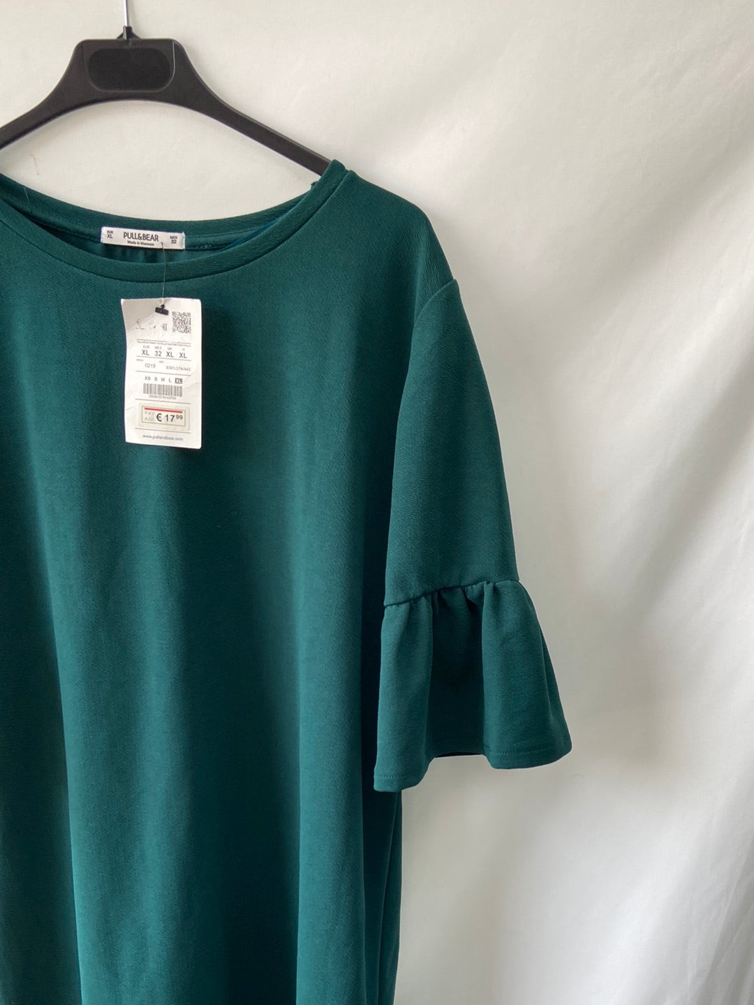 PULL&BEAR. Vestido verde mangas volante T.l