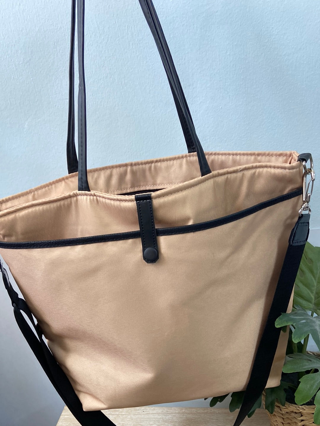 SIMONE. Maxi bag in beige and black fabric