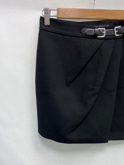 ZARA. Falda negra hebilla T.xs