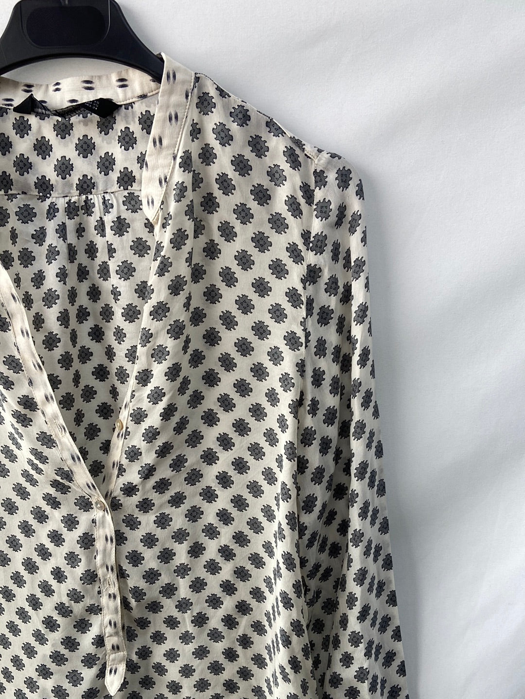 ZARA. Beige blouse with grey print, size XS