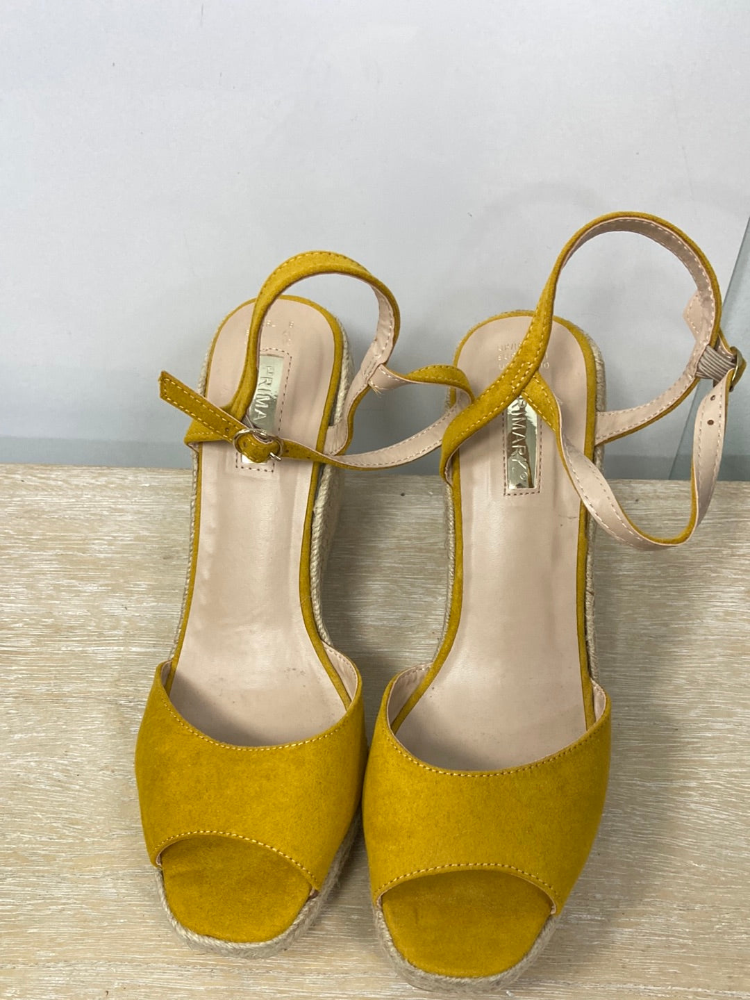 PRIMARK.Cuñas mostaza T.41