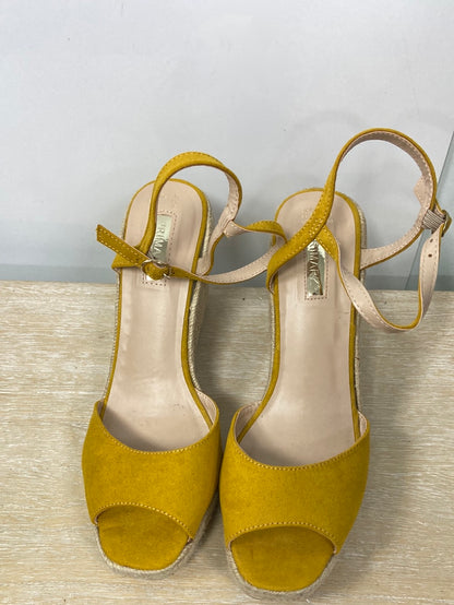 PRIMARK.Cuñas mostaza T.41