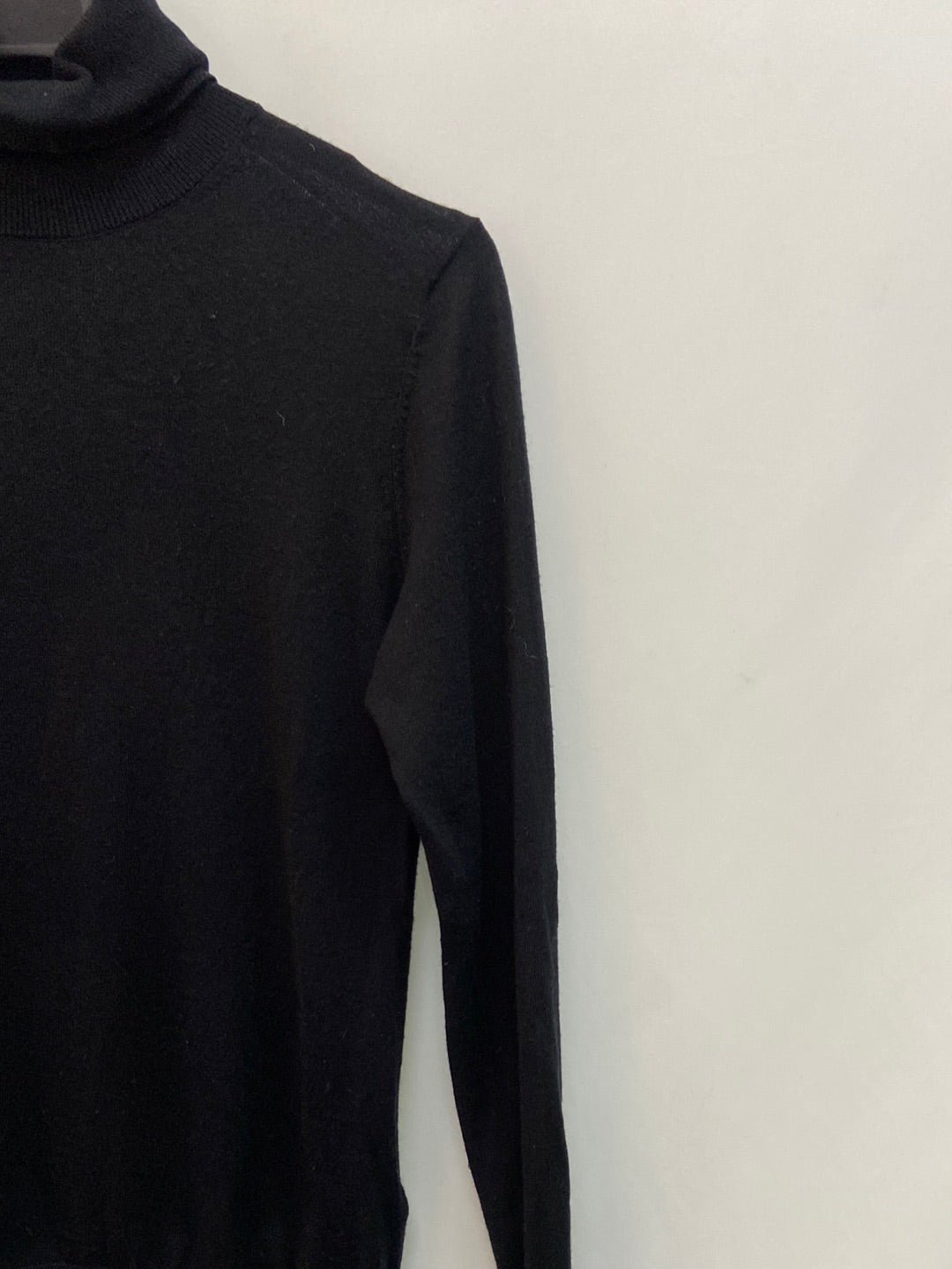 MASSIMO DUTTI.Jersey negro cuello vuelto T.XS