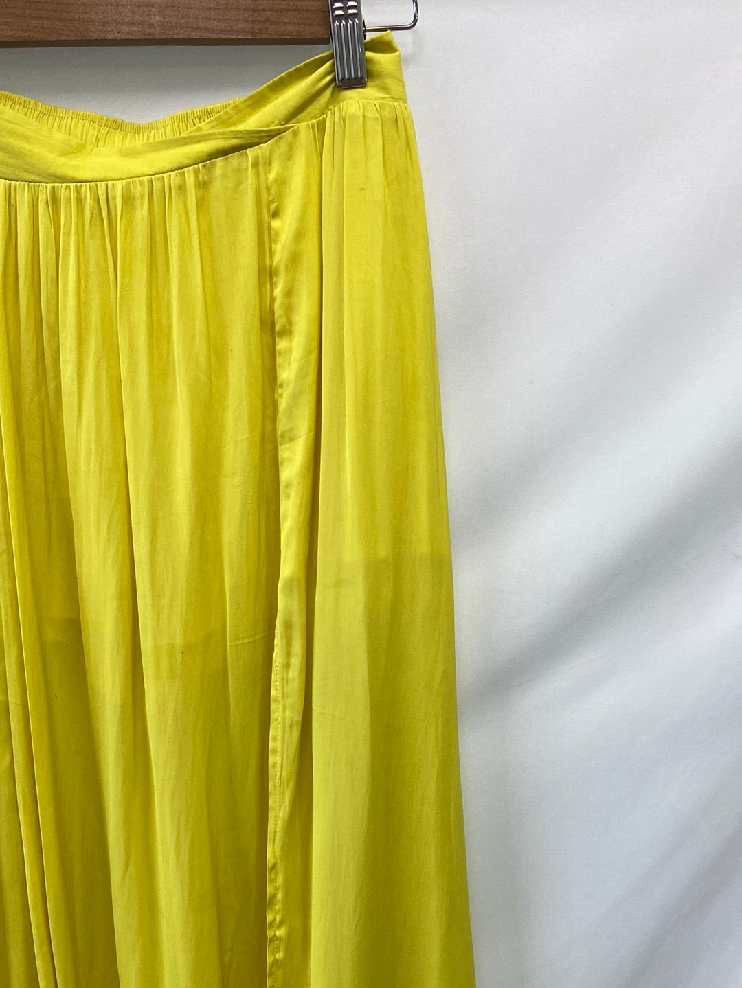 PULL&BEAR.Falda larga amarilla T.s