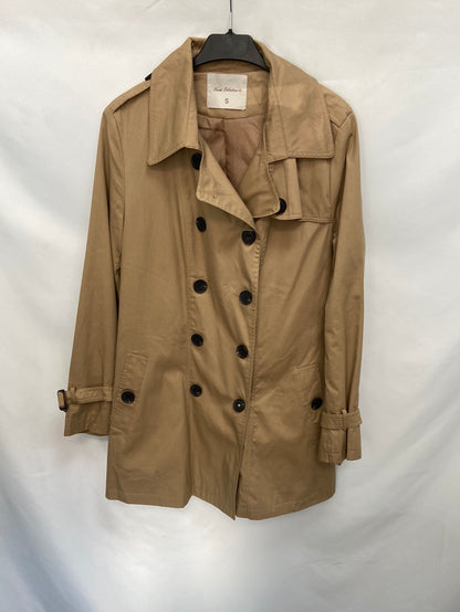 NEW COLLECTION.Gabardina camel T.s