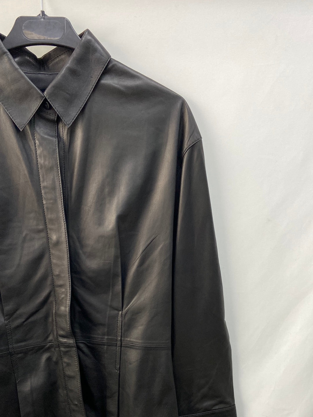 MASSIMO DUTTI.Sobrecamisa piel T.XS