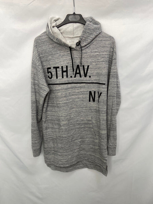BERSHKA.Sudadera finita larga gris letras T.M