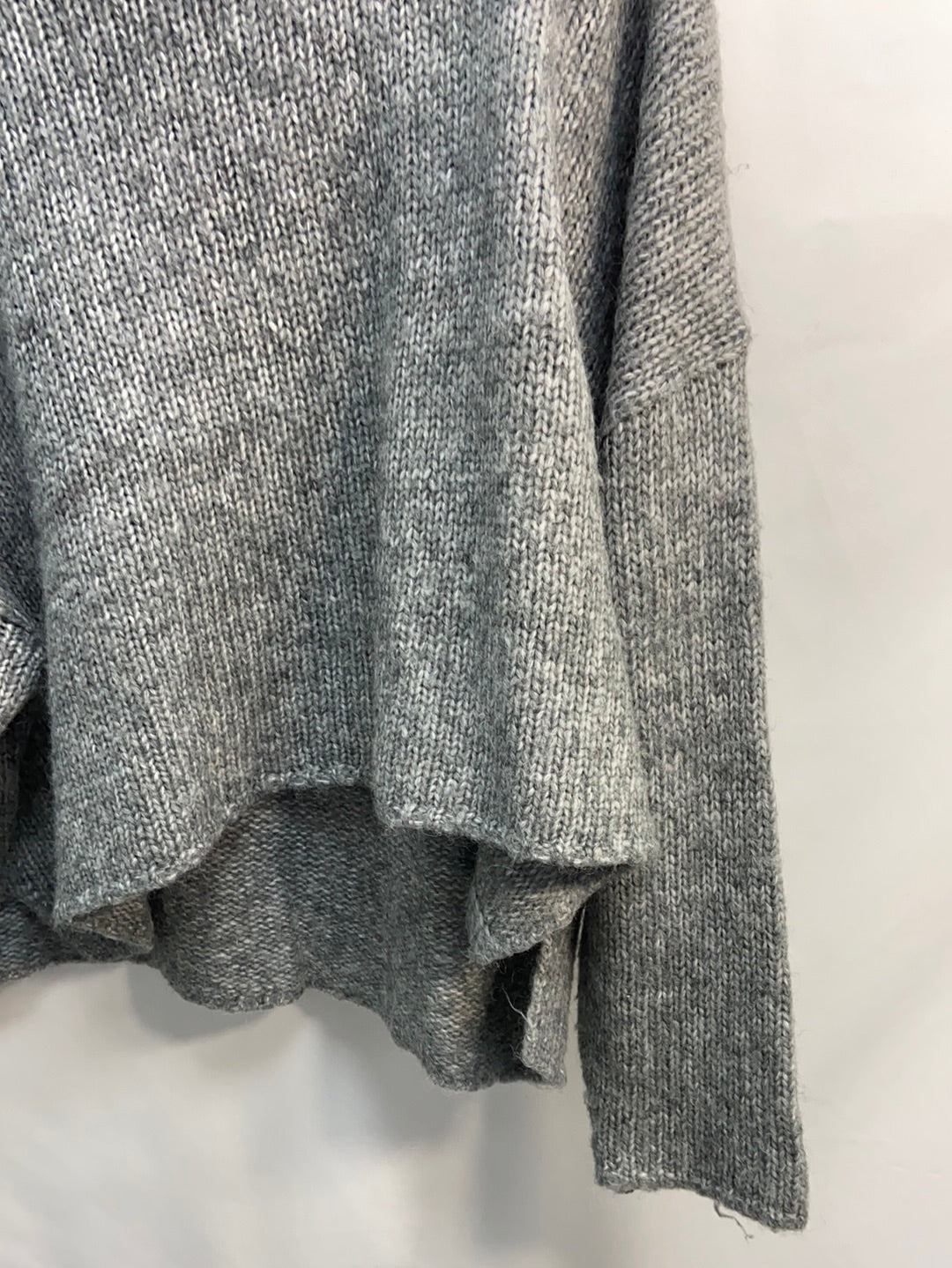 PULL&BEAR.Jersey oversized cuello vuelto gris T.S