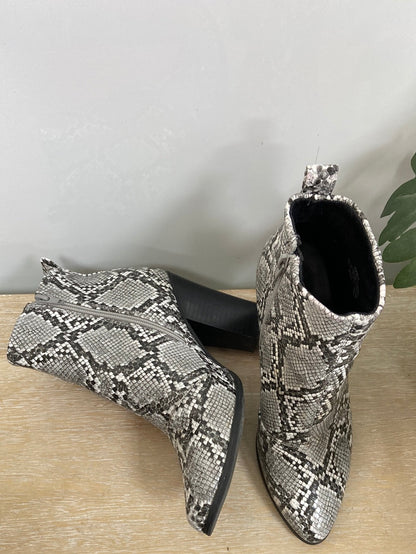 ONLY. Botines animal print T.38