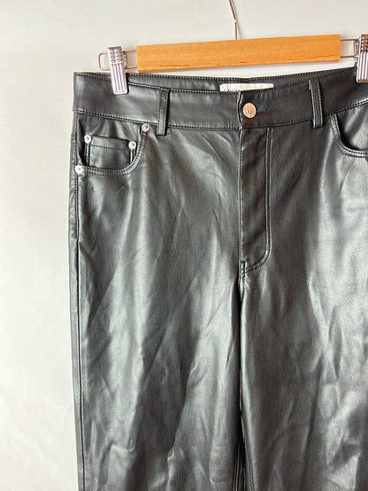 ZARA. Pantalón negros polipiel T.38