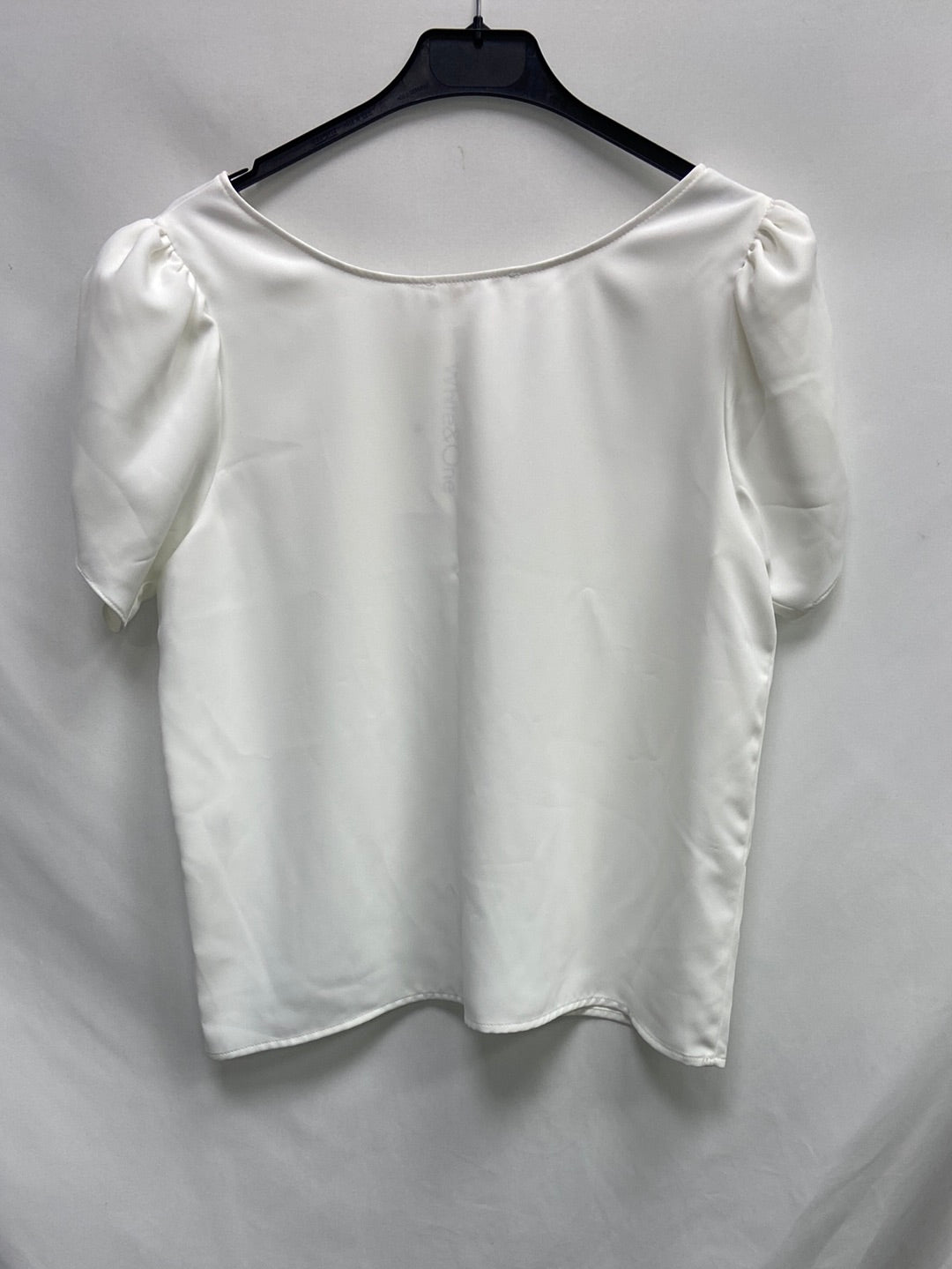 WHITE&amp;ONE. White short-sleeved blouse S.38 (Tara)