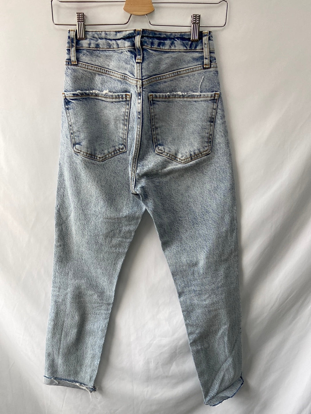 ZARA.Vaqueros pitillo claritos T.32