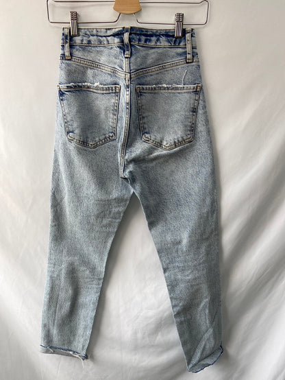ZARA.Vaqueros pitillo claritos T.32