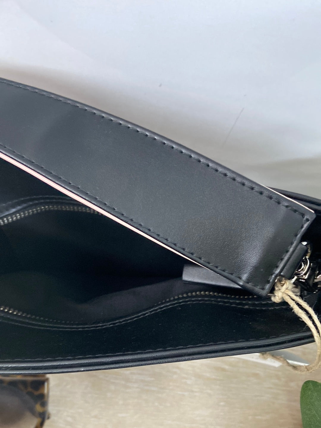 MUS&BOMBON. Bolso negro ovalado