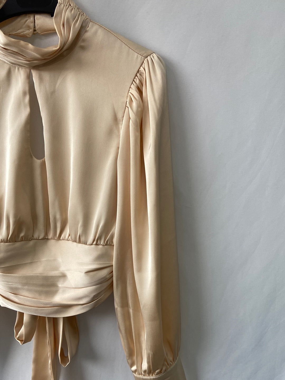 OUTFITBOOK.Top beige satinado T.S (Tara)