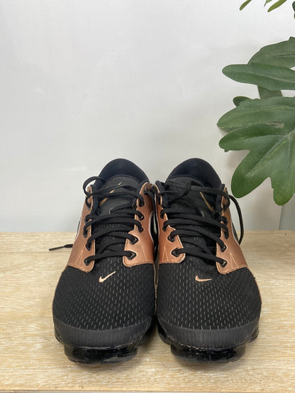 NIKE.Zapatillas bicolor tacos 40.5