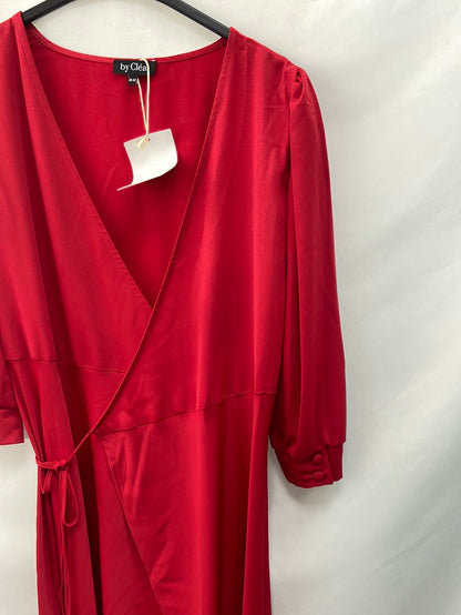BY CLÉA.Vestido midi rojo cruzado (36/38 y 40/42)