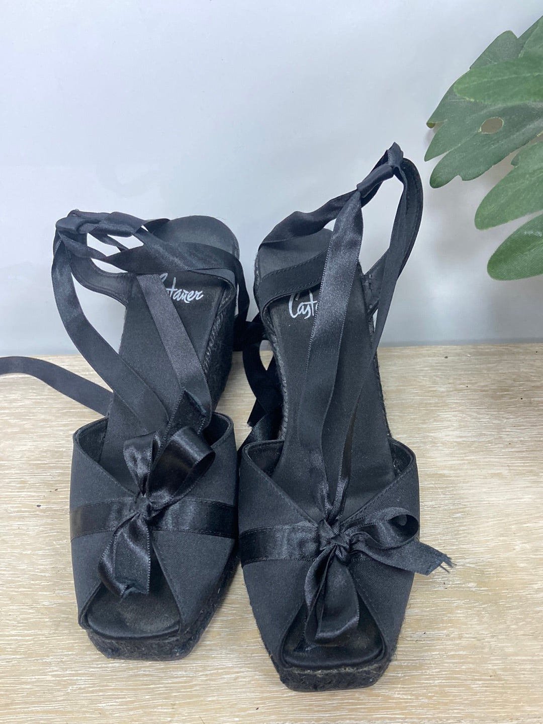 CASTAÑER. Cuñas negras raso T. 38