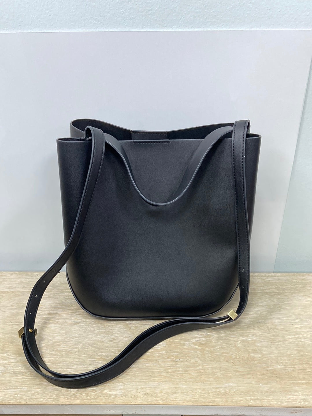 OTRAS.Bolso negro tipo saco