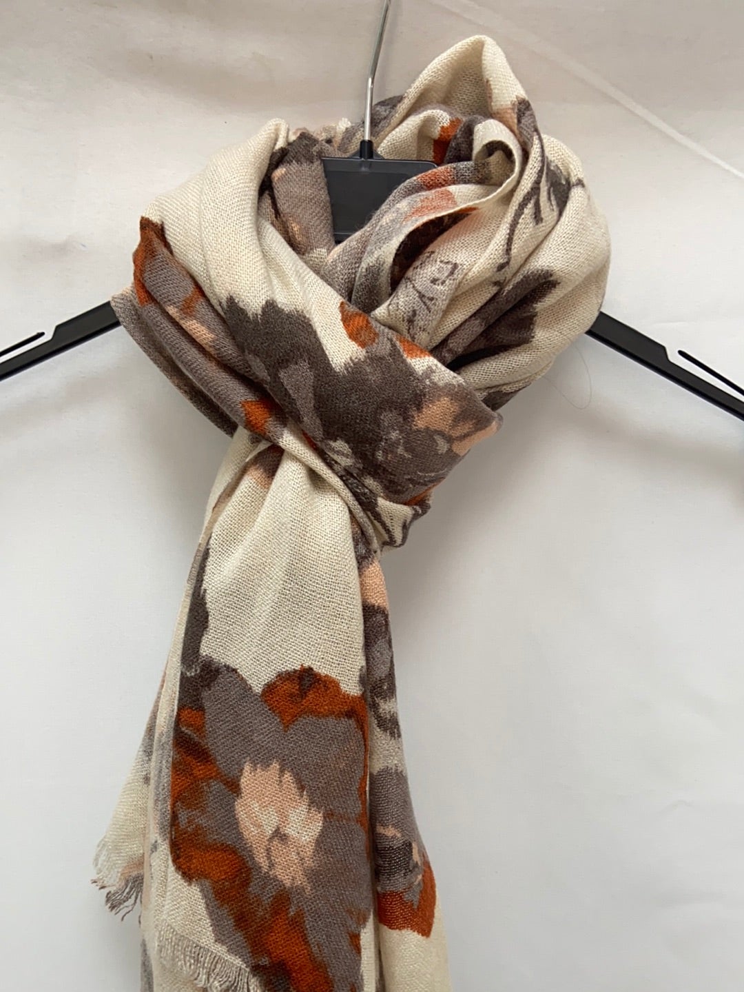 OTRAS. Fular beige flores