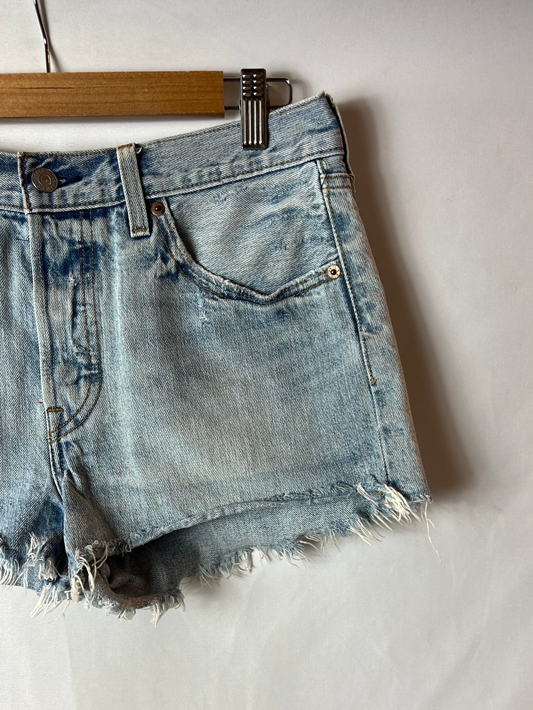 LEVI'S. Shorts efecto desgastado T.28(38)