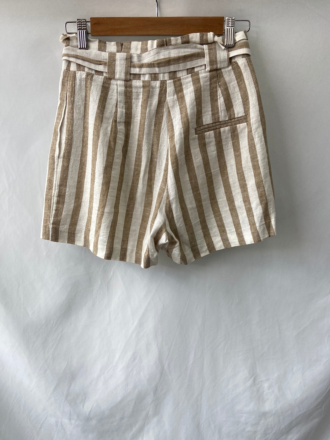 STRADIVARIUS. Shorts beiges rayas T.34