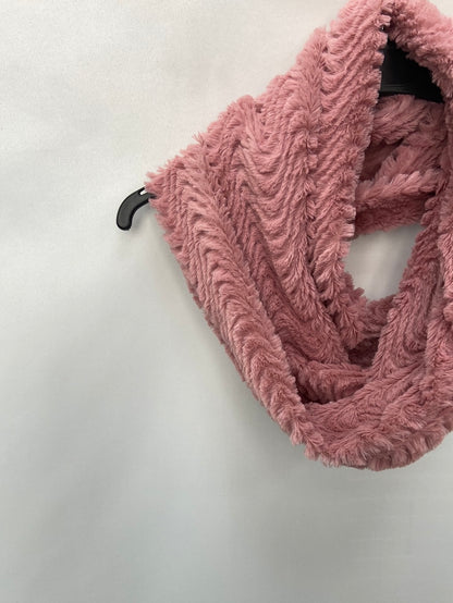 OTRAS.Cuello pelito rosa suave