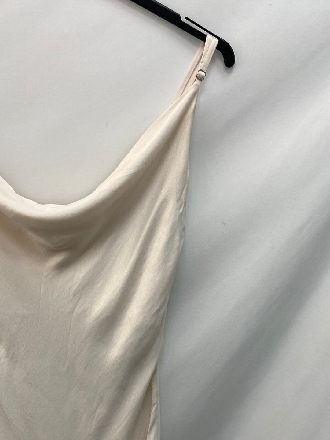 BERSHKA.Vestido blanco satinado T.S