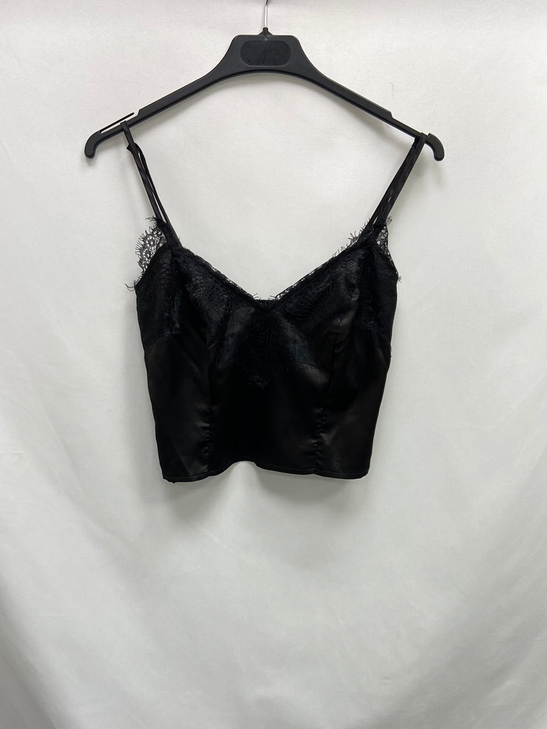 PRETTYLITTLETHINGS. Satin lace crop top S.34