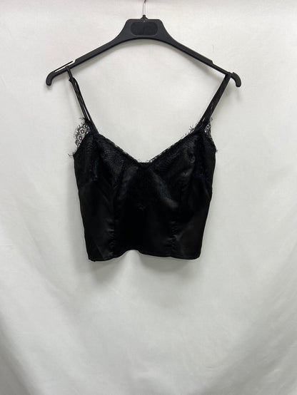 PRETTYLITTLETHINGS. Satin lace crop top S.34