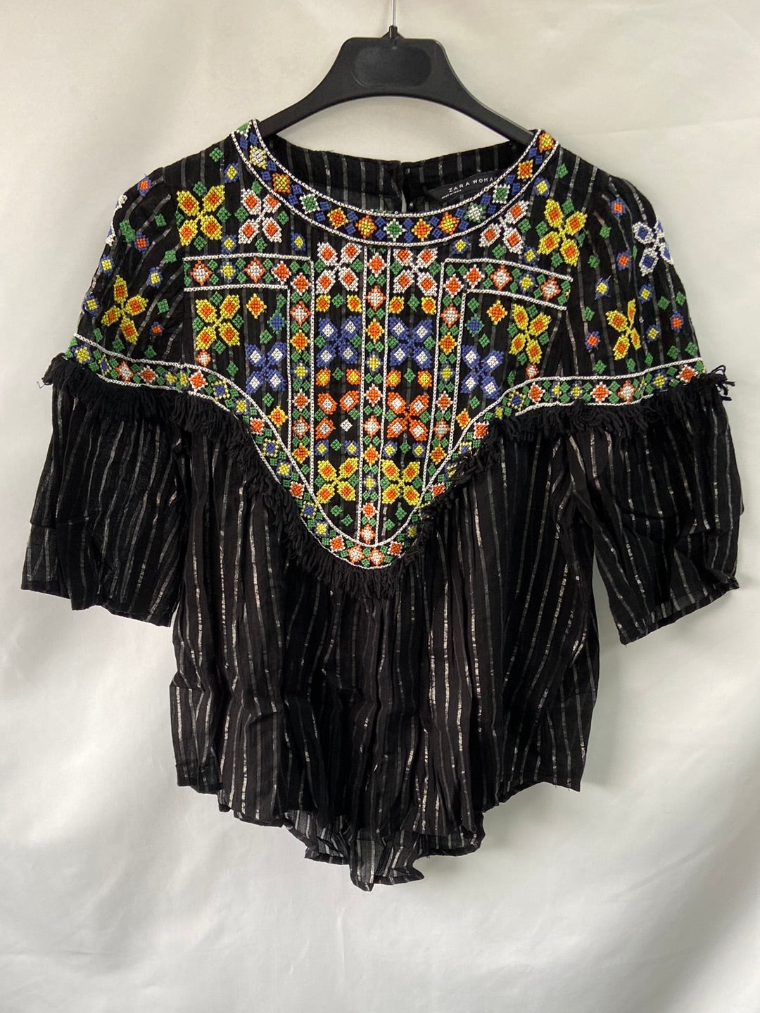 ZARA.Top negro bordado T.XS