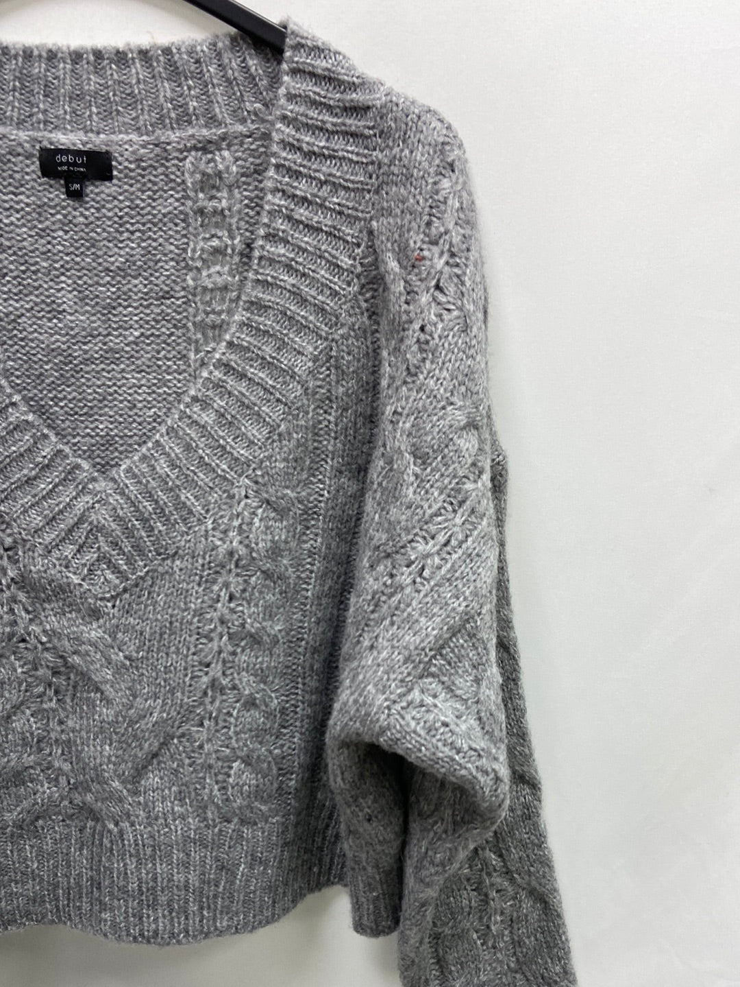 DEBUT. Grey V-neck sweater. TS/M